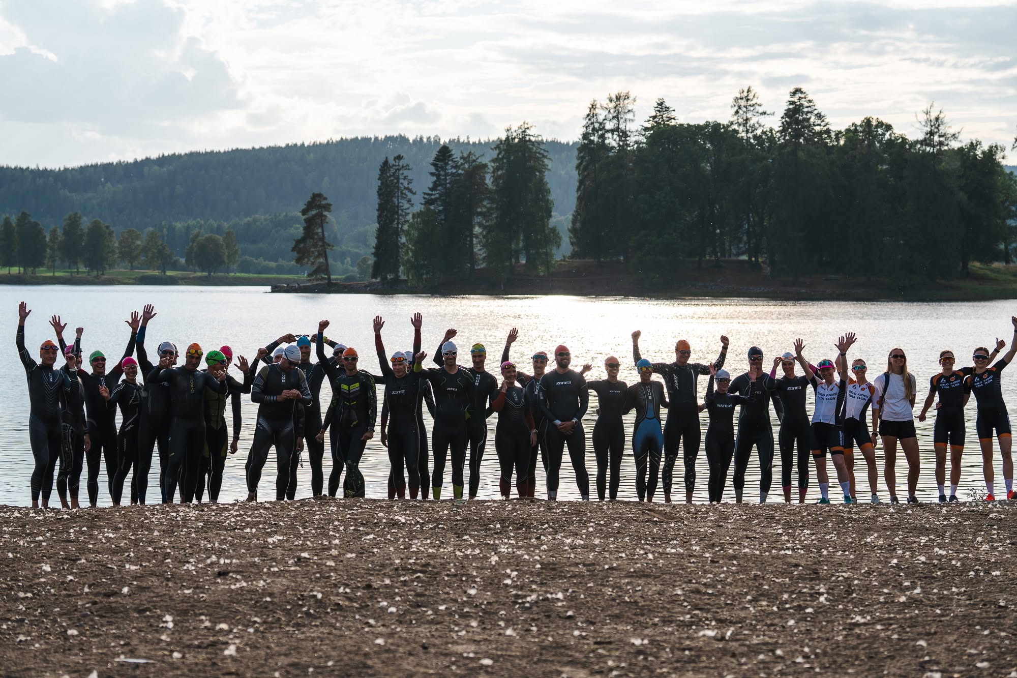 Oslofjord Triatlon samlet ved vannet før en fellesøkt